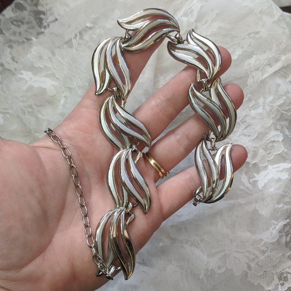Vintage silvertone curvy necklace / choker